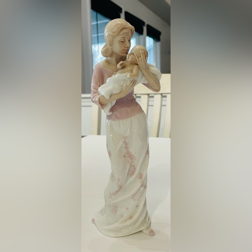 The Valencia Collection Roman Inc Mother Newborn Baby Porcelain Figuring‎ FLAWED